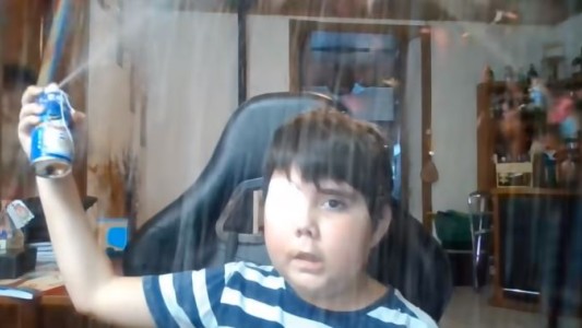 Un youtuber de 11 años que sufre una enfermedad degenerativa celebra sus millones de suscriptores