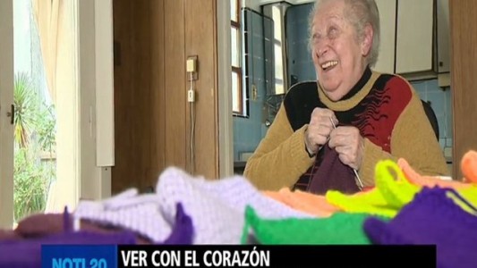 "Zule", la abuela que perdió la vista hace 17 años y teje mantas para quienes más lo necesitan