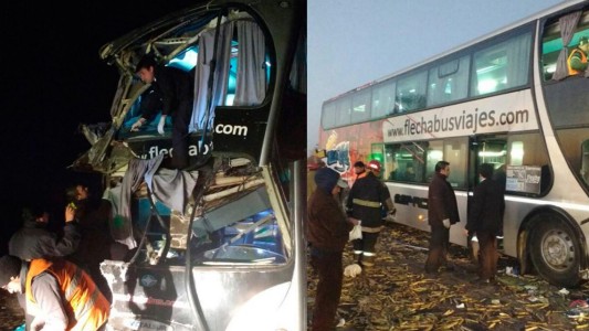Choque de un omnibus y un camión con cañas en Tucumán deja 18 heridos, 3 están graves
