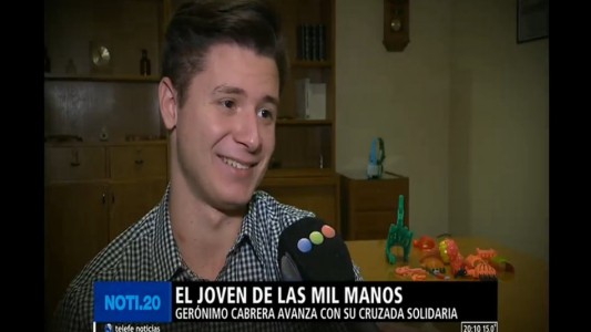 "Te doy una mano": joven regala prótesis que hace con su impresora 3D