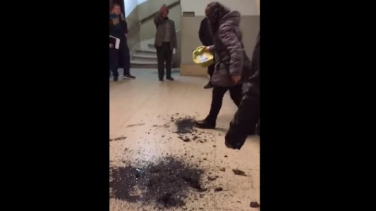 Enojada por el estado de las calles, una mujer llenó de barro el ingreso la oficina del intendente