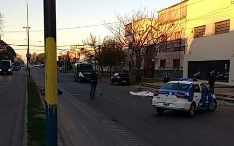 Hallaron muerto en su moto a un joven al que apuñalaron en una fiesta
