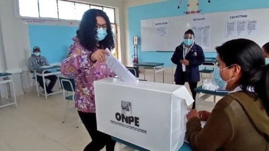 Perú elige presidente en medio de la semana más mortal por la pandemia del coronavirus