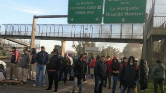 Trabajadores de Cresta Roja cortaron autopista Ezeiza-Cañuelas por reincorporación de 51 despedidos