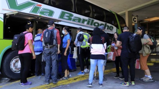 Transportistas de servicios turísticos bloquean terminales en capitales de provincias