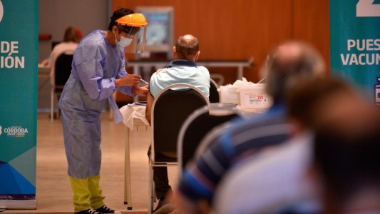 Córdoba anunció que se le terminaron las vacunas en la capital e interrumpe la campaña