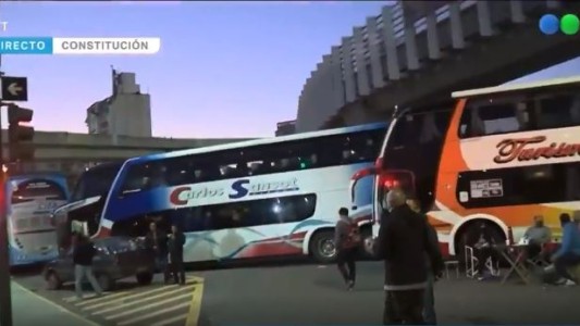 Continúa el reclamo de transportistas de turismo en el centro porteño