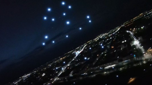 Drones iluminan el cielo en homenaje al primer vuelo espacial tripulado
