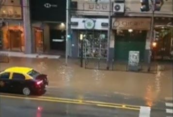 El subte H no para en la estación Pueyrredón: se inundó la avenida por un caño roto