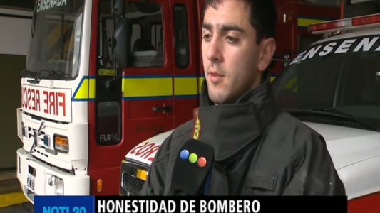 Un bombero de Ensenada encontró 30.000 pesos y buscó a la dueña para devolvérselos