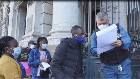 Migrantes desesperados por regularizarse ante ley que facilita la expulsión