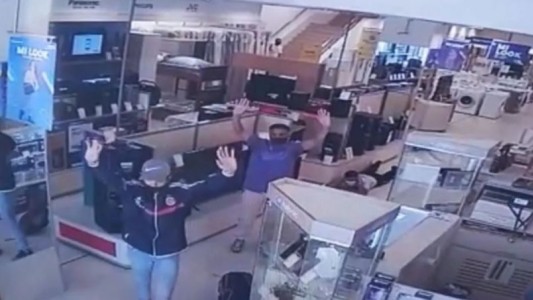 Siete delincuentes robaron un hipermercado en Lomas de Zamora