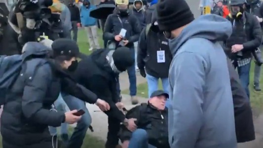 El momento en que un hombre recibe un botellazo en la cabeza durante una protesta