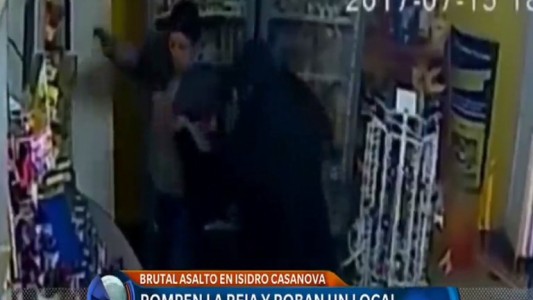 Rompen una reja y roban un local