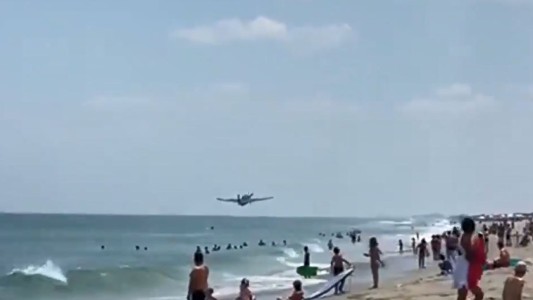 El momento en que cae un avión al mar durante una exhibición
