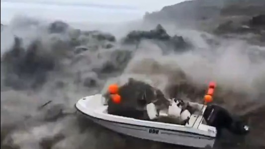Dramático: un tsunami invade la costa y sorprende a varios pescadores
