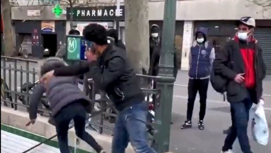 Hombre empuja a una mujer por las escaleras tras violenta discusión