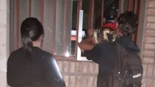 Una joven embarazada entró a robar: su panza quedó atrapada en la reja y debieron rescatarla