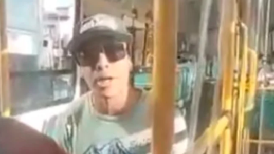 Video: pretendía viajar en colectivo sin barbijo y lo bajó la policía