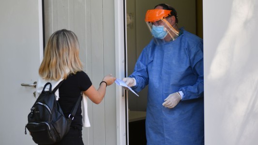 Otros 31 muertos por coronavirus en la Ciudad: ocupación de camas en terapia intensiva llega a 68%