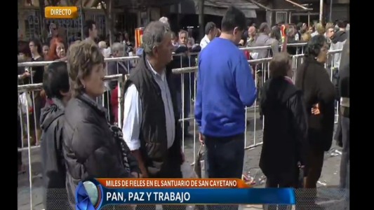 Multitud en San Cayetano para pedir por trabajo