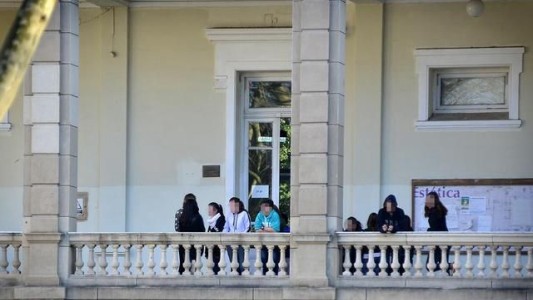 Murió la alumna que se disparó en el aula