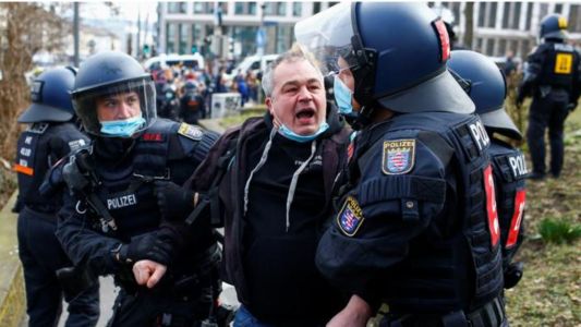 La policía alemana reprime protesta contra las restricciones por el coronavirus