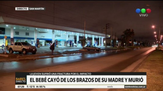 Atropellaron a una joven y su bebé murió al caer de sus brazos