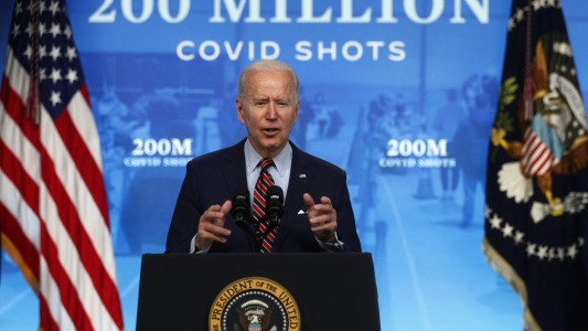 Joe Biden celebró la aplicación de 200 millones de dosis y amplió la campaña de vacunación