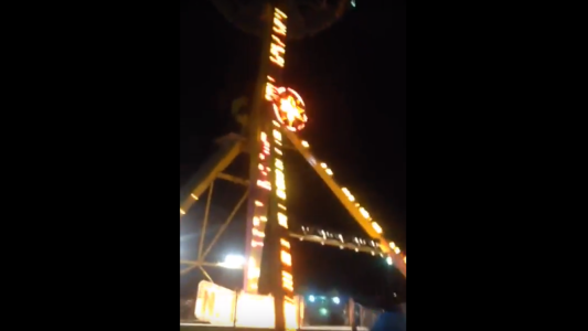 Pánico en parque de diversiones de Tucumán: un juego se detuvo y varias personas quedaron colgando a 20 metros de altura