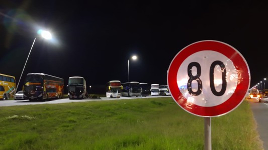 El transporte turístico cortó la autopista Córdoba-Rosario para reclamar por su trabajo