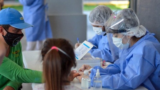 Niños y adolescentes, las edades en las que más aumentaron los casos de coronavirus en Ciudad