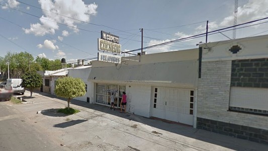 Balearon un auto en la puerta de una cochería donde velaban a un joven asesinado