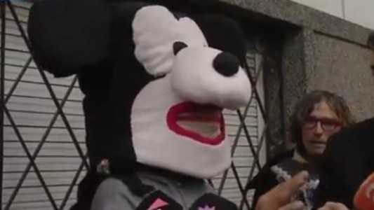 El bizarro "Mickey usurpador" que habló con los medios en la puerta de la casa de Claudia Ferro, la mujer desaparecida