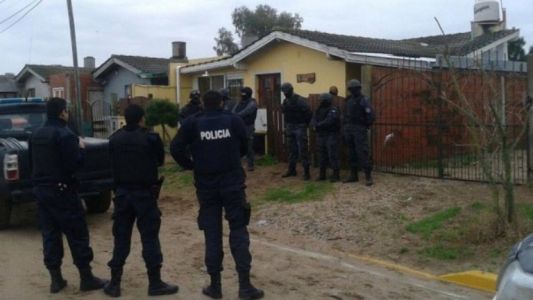 Murió de un balazo en su casa cuando bandas se enfrentaron a tiros en la calle