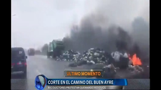 Protesta: recolectores queman basura en Camino del Buen Ayre