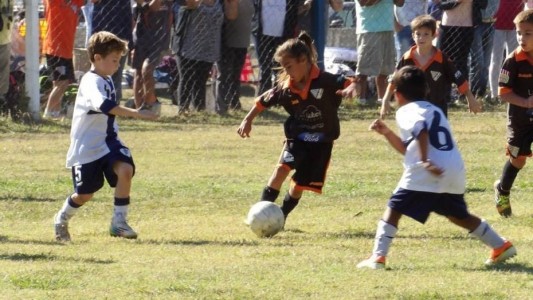 La nena que juega al fútbol con varones, pero no la dejan competir en los torneos