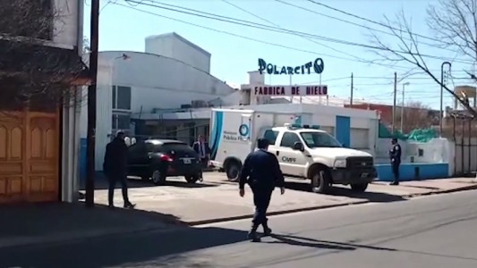Drama en Córdoba: Mató a dos compañeros de trabajo en una fábrica de hielo porque lo cargaban