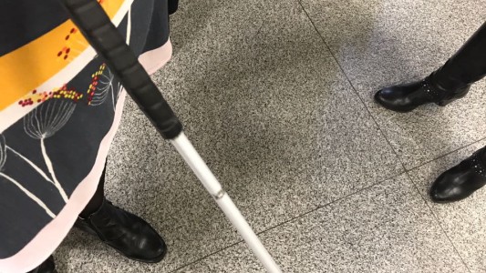 Promueven el uso del bastón rojo y blanco para personas con sordo-ceguera