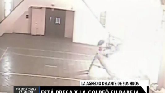 Fue a visitarla al penal de Ezeiza y le dio una golpiza frente a sus hijos