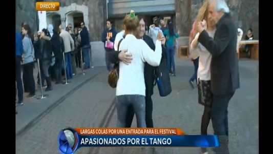 Tango callejero y largas filas por una entrada