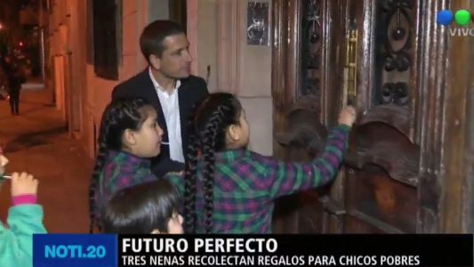 Lección para mayores: Tres nenas hacen una colecta de juguetes para niños pobres