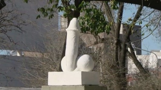 Rosario: la insólita estatua en homenaje al "Negro de Whatsapp" que fue destruida por los vecinos