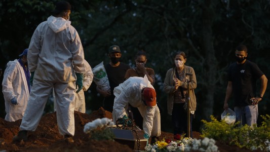 Brasil superó las 400.000 muertes por coronavirus