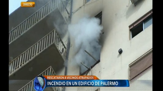 Incendio en un edificio de Palermo: rescataron a tres personas