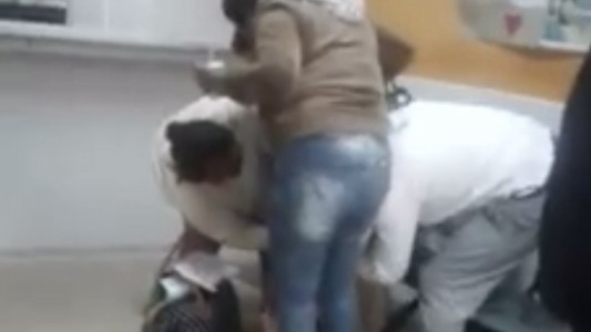 Polémica en Jujuy: dio a luz a su bebé en el piso de la guardia, mientras esperaba que la atiendan