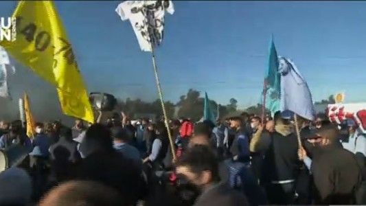 Colectiveros protestan en accesos a la Ciudad por aumentos salariales y vacunas