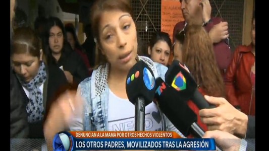 Agresión de una madre a la docente: "También le quiso pegar a mi hijo en la puerta del colegio"