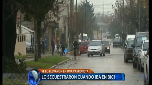 Un joven de 18 años llegaba en bicicleta a su casa y lo secuestraron