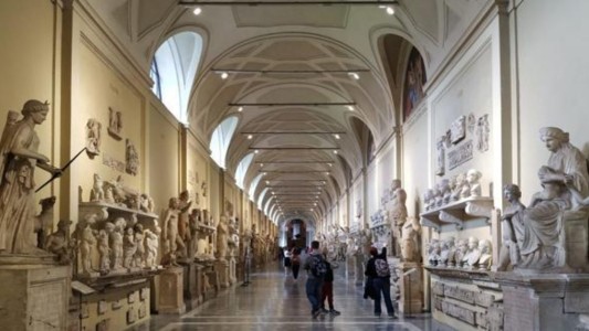 Vuelven a abrir los Museos Vaticanos mientras Francisco convoca a una "maratón de oración" para invocar el fin de la pandemia